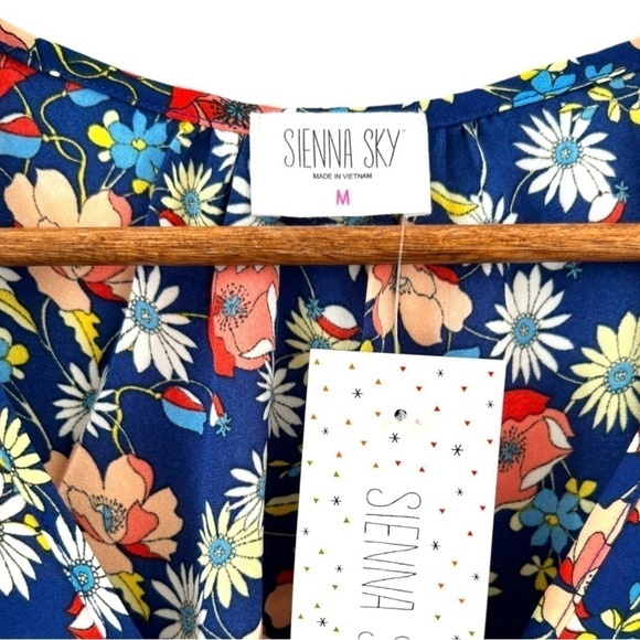 Sienna Sky Floral Ruched Crop Top Adjustable Front Womens Size Medium New - Picture 2 of 8